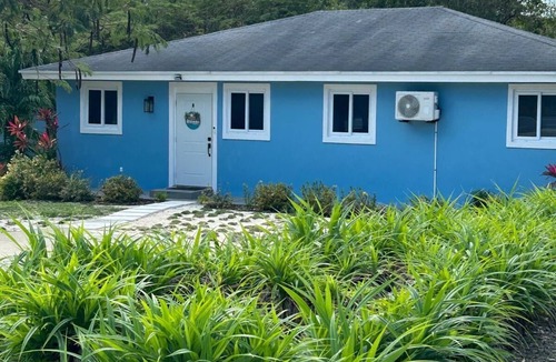 Jimmy Hill House | DEJA BLUE - 3 Minutes Beach Walk, Island Comfort
