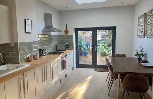 Windsor City Centre Cottage | Delightful 2 Bedroom House Central Windsor. Walk to Castle, River!