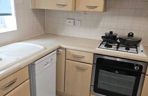 Luton House | Delightful 4 double bedroom, 3 bathroom and 2 cloakroom house