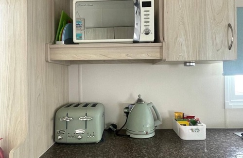 Seasalter House | DELIGHTFUL MOBILE HOME, SEASALTER, WHITSTABLE. 2 MIN WALK TO SEASALTER BEACH