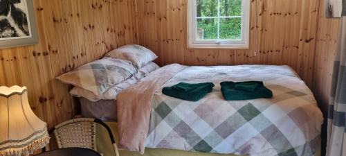 Fivelanes Apartment | Delightful Shepherd's Hut set in peaceful meadow