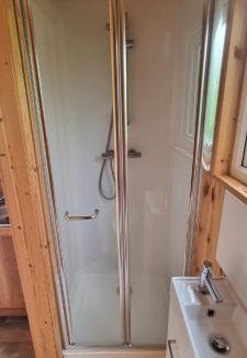 Fivelanes Apartment | Delightful Shepherd's Hut set in peaceful meadow
