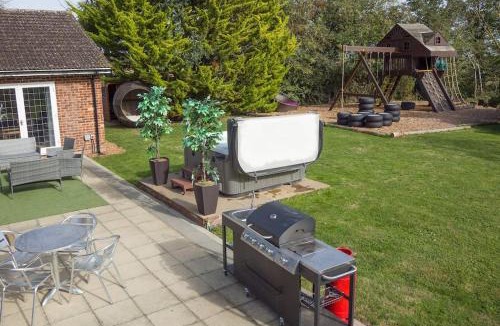 Howlett End House | Deluxe 1 Bed Versace Hot Tub Sky TV Cinema Screen