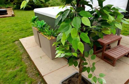 Howlett End House | Deluxe 1 Bed Versace Hot Tub Sky TV Cinema Screen