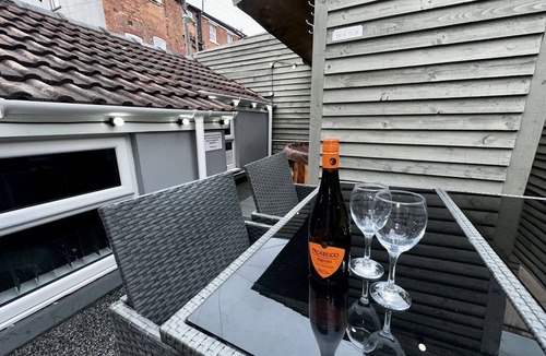 Blackpool Town Center Apartment | Deluxe Apartment with spa bath and hottub garden