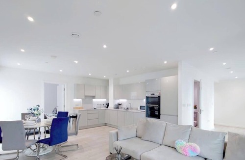 Canning Town South Apartment | Deluxe Serviced Three Bedroom Apartment