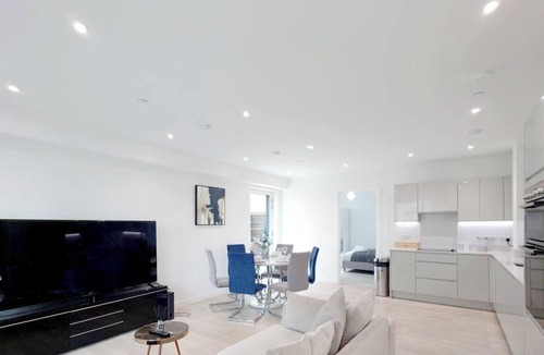 Canning Town South Apartment | Deluxe Serviced Three Bedroom Apartment