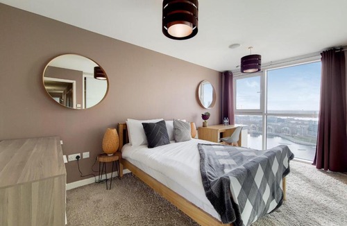 Docklands Apartment | Deluxe three bedroom Apartment by London ExCeL Stays