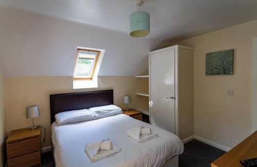 Farley Cabin | Denstone; woodland lodge for 8 with hot tub, log burner, BBQ, near Alton Towers.