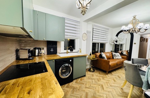 Christchurch Apartment | Designer 2 Bedroom Apartment in London with Garden