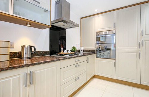 Deanshanger House | Detached 4 Bed-UltraFast Wifi,Garden,Free Parking