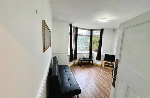 Runnymede House | Detached 4beds - Windsor, Heathrow & London Access