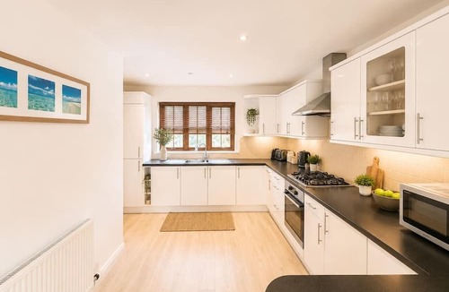 Milton Keynes House | Detached 4BR House in Monkston Park Driveway Parking Fast WiFi Smart TVs Yoko Property