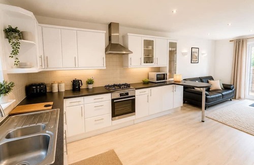 Milton Keynes House | Detached 4BR House in Monkston Park Driveway Parking Fast WiFi Smart TVs Yoko Property