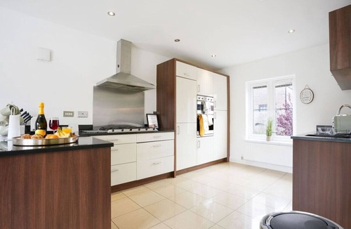 Newport Pagnell House | Detached 6 Bedroom House - Free Parking & FastWifi