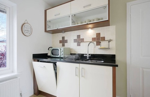 Newport Pagnell House | Detached 6 Bedroom House - Free Parking & FastWifi