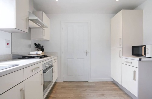 Northampton House | Detached House Free Parking FastWifi SmartTV
