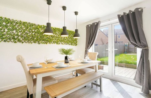 Northampton House | Detached House Free Parking FastWifi SmartTV