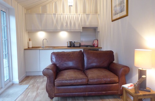 Milford on Sea Cottage | Detached luxurious 1 bed annexe, less than 5 mins walk into Milford on Sea