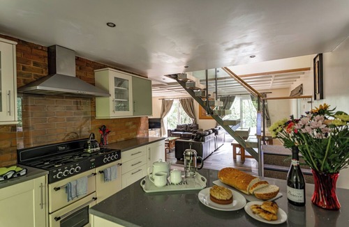 Farley Cabin | Dimmingsdale; woodland lodge for 8 w/hot tub, log burner, BBQ, nr Alton Towers