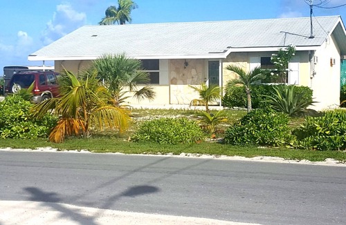Cockburn Town House | Direct on the white sand beach,N Victoria Hill