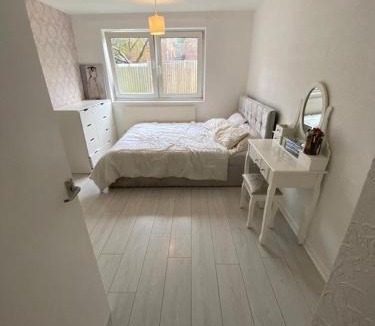 Custom House Apartment | Docklands Apartment -Excel, o2 , Elizabeth Line