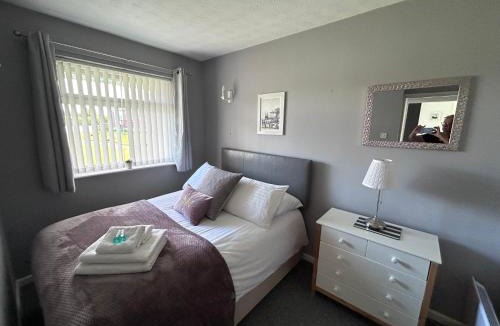 Kessingland House | Dog Friendly Beachside Cottage Kessingland with private parking