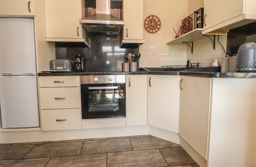 Tewitfield Cottage | DOORMOUSE LODGE, pet friendly in South Lakeland Leisure Village