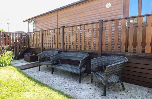 Tewitfield Cottage | DOORMOUSE LODGE, pet friendly in South Lakeland Leisure Village