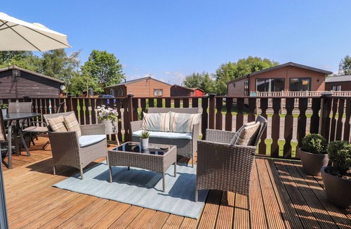 Tewitfield Cottage | DOORMOUSE LODGE, pet friendly in South Lakeland Leisure Village