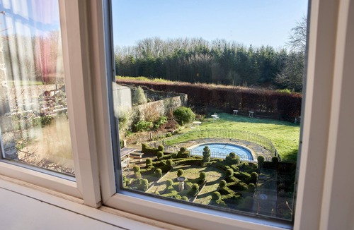 Blandford Saint Mary House | DOWNWOOD VINEYARD MANOR HOUSE - SLEEPS 16 | CELEBRATION HOUSE | HOT TUB | SWIMMING POOL | TENNIS COU