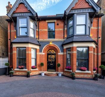 Ealing House | Dream House London 5bd with gym, cinema and hot tub