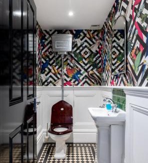 Ealing House | Dream House London 5bd with gym, cinema and hot tub