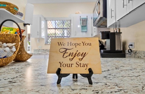 Nassau Apartment | Dreamers Getaway - Relaxing unit with large rooms, full kitchen, & fast Wi-Fi