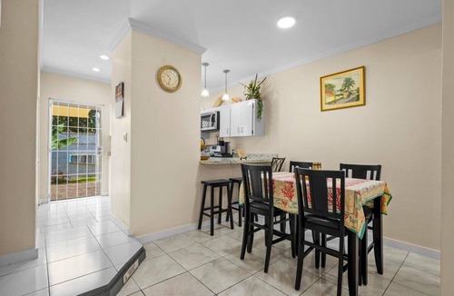 Nassau Apartment | Dreamers Getaway - Relaxing unit with large rooms, full kitchen, & fast Wi-Fi