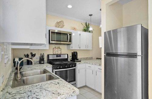 Nassau Apartment | Dreamers Getaway - Relaxing unit with large rooms, full kitchen, & fast Wi-Fi
