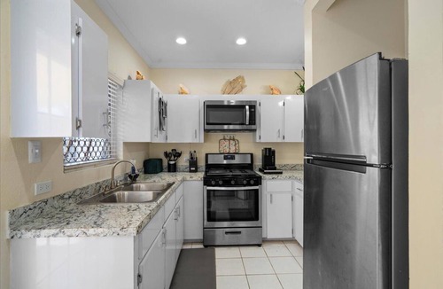 Nassau Apartment | Dreamers Getaway - Relaxing unit with large rooms, full kitchen, & fast Wi-Fi