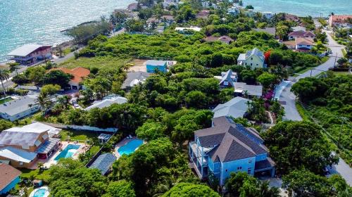 Nassau Villa | DreamSpace Estate, Private Luxury Villa, Pool, Car and Beach
