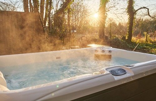 Blandford Saint Mary Cottage | DREAMWOOD - SLEEPS 2 | HOT TUB | BBQ | PETS ALLOWED | WI-FI | SECLUDED PATIO
