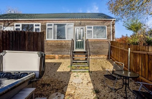 Blandford Saint Mary Cottage | DREAMWOOD - SLEEPS 2 | HOT TUB | BBQ | PETS ALLOWED | WI-FI | SECLUDED PATIO
