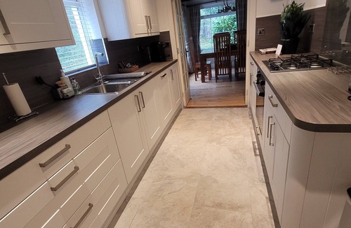 Kilcreggan Cottage | Dubh Loch Cottage on the banks of Loch Lomond. Large garden. EV charging point