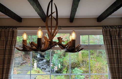 Kilcreggan Cottage | Dubh Loch Cottage on the banks of Loch Lomond. Large garden. EV charging point