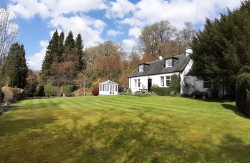 Kilcreggan Cottage | Dubh Loch Cottage on the banks of Loch Lomond. Large garden. EV charging point