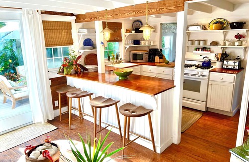 Hope Town House | Dunwanderin-Historic Cottage in the Heart of Hope Town w/dock
