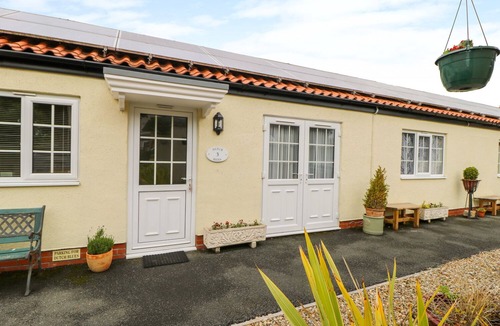 Burythorpe Cottage | DUTCH BLUES, pet friendly, with a garden in Malton
