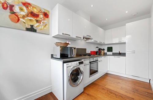 Ealing Common Apartment | Ealing Broadway - Lovely 2 Bed flat w/offstreet parking - sleeps up to 6 people