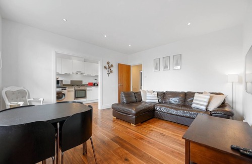 Ealing Common Apartment | Ealing Broadway - Lovely 2 Bed flat w/offstreet parking - sleeps up to 6 people