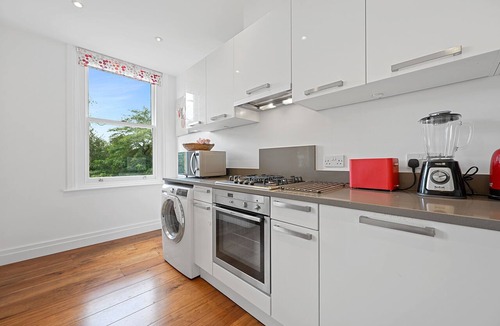 Ealing Common Apartment | Ealing Broadway - Lovely 2 Bed flat w/offstreet parking - sleeps up to 6 people