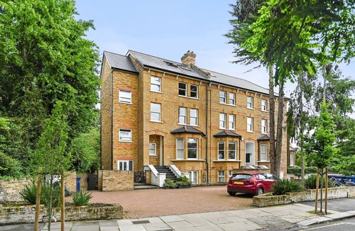 Ealing Common Apartment | Ealing Broadway - Lovely 2 Bed flat w/offstreet parking - sleeps up to 6 people