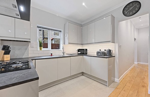 West Ealing Apartment | Ealing W13 - Modern and Stylish Broughton 2Bed/2Bath GF Flat with Lovely Garden